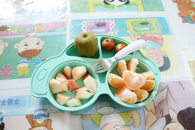 說到性能方面硅膠餐具與塑膠PP材質(zhì)相提并論具有哪些差異呢？首先PP材質(zhì)遇高溫而融化，遇低溫而易破裂，遇氣候性影響以老化變色等現(xiàn)象